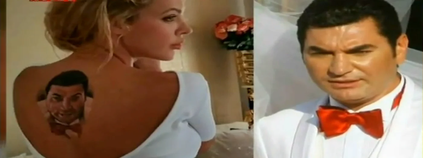 Alina are pe spate chipul soţului ca o amintire de la nunta lor 