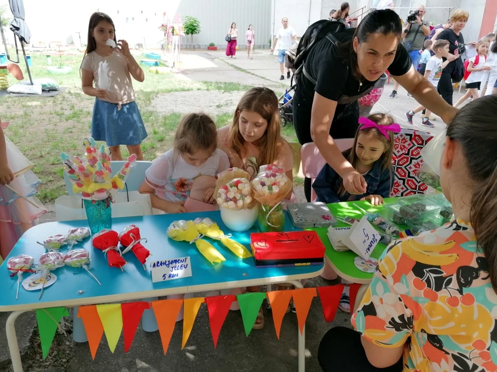 Curtea grădiniţei a fost plină de standuri cu bunătăţi preparate de părinţi şi vândute de copii FOTO: Alina Mitran