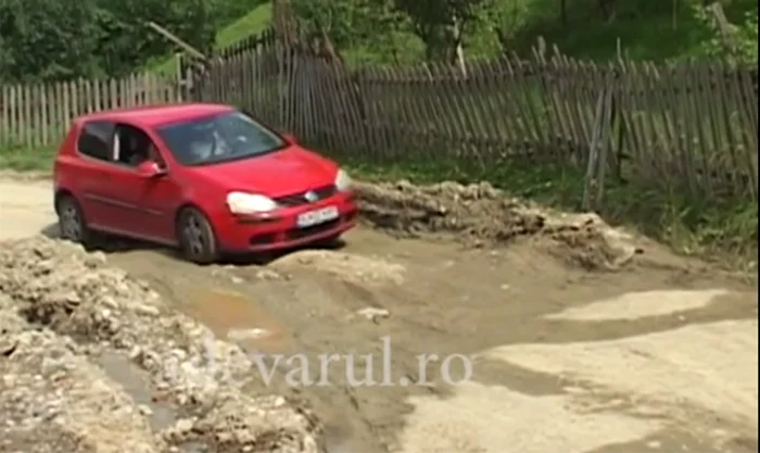 Sătenii au ajuns la capătul răbdării şi trag de cei din primărie să le repare drumul