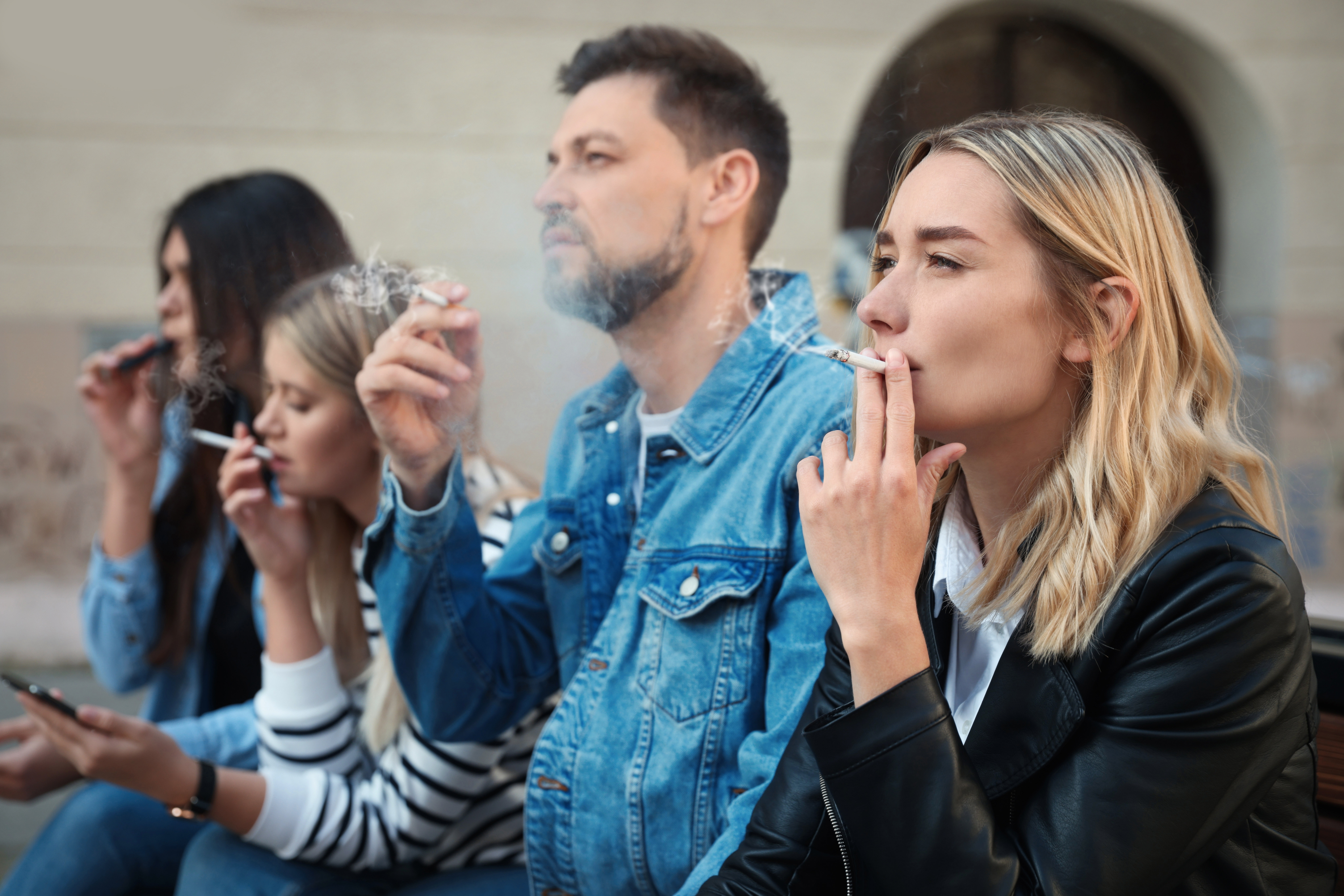 shutterstock 2256592955 adolescenti tigari fumat JPG