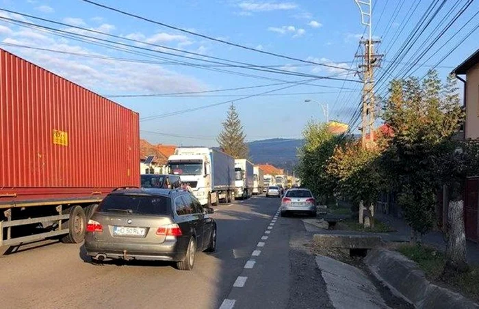 Traficul din comuna Baciu a fost paralizat, luni, din cauza camioanelor. FOTO: stiridecluj.ro