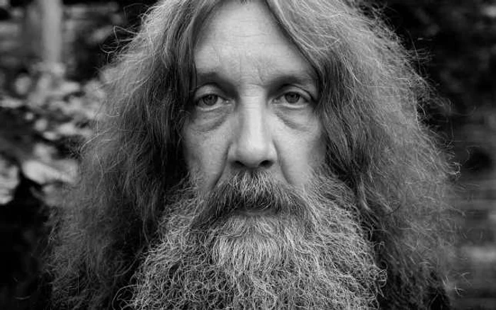 Alan Moore (n. 1953), scriitor, magician, filozof anarhist şi ocazional... Moş Crăciun