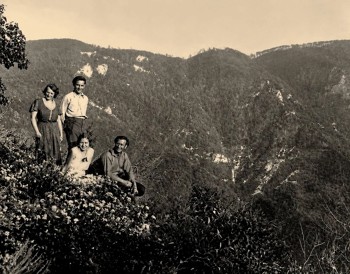 Valea Uzinelor, Oravița, 15 iunie 1931. Zamfirița, Cornel, Traian, Tinel și Cornelia tanti. Colecția Marta Bosică - născută Iana (© Muzeul Național al Banatului)