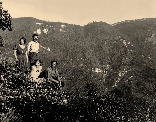 Valea Uzinelor, Oravița, 15 iunie 1931. Zamfirița, Cornel, Traian, Tinel și Cornelia tanti. Colecția Marta Bosică - născută Iana (© Muzeul Național al Banatului)