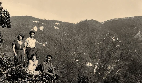 Valea Uzinelor, Oravița, 15 iunie 1931. Zamfirița, Cornel, Traian, Tinel și Cornelia tanti. Colecția Marta Bosică - născută Iana (© Muzeul Național al Banatului)