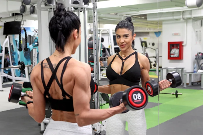 Dianesa Preda are 52 kg și este un pachet de mușchi. Ea lucrează zi de zi la sala, timp de 4 ore