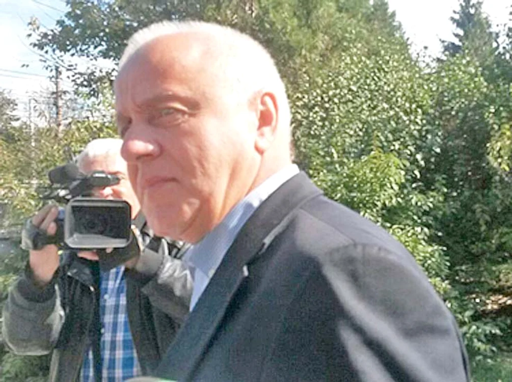 Teodor Sterian, şeful Securităţii companiei  de apă, este suspectat de DNA că a făcut pozele  în care blonda se plimbă prin capitala Franţei