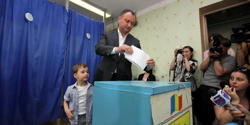 Igor Dodon a venit la votare împreună cu familia sa