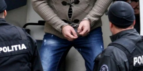Procurorii DIICOT-Olt i-au arestat pe cei trei tineri pentru trafic de droguri Foto