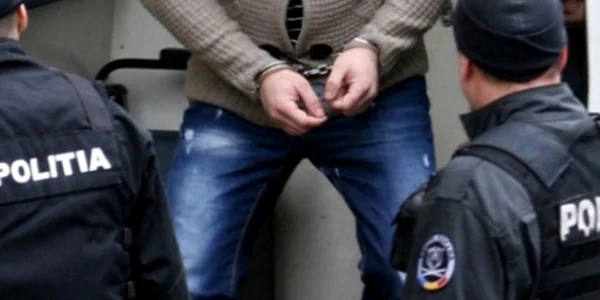 Procurorii DIICOT-Olt i-au arestat pe cei trei tineri pentru trafic de droguri Foto