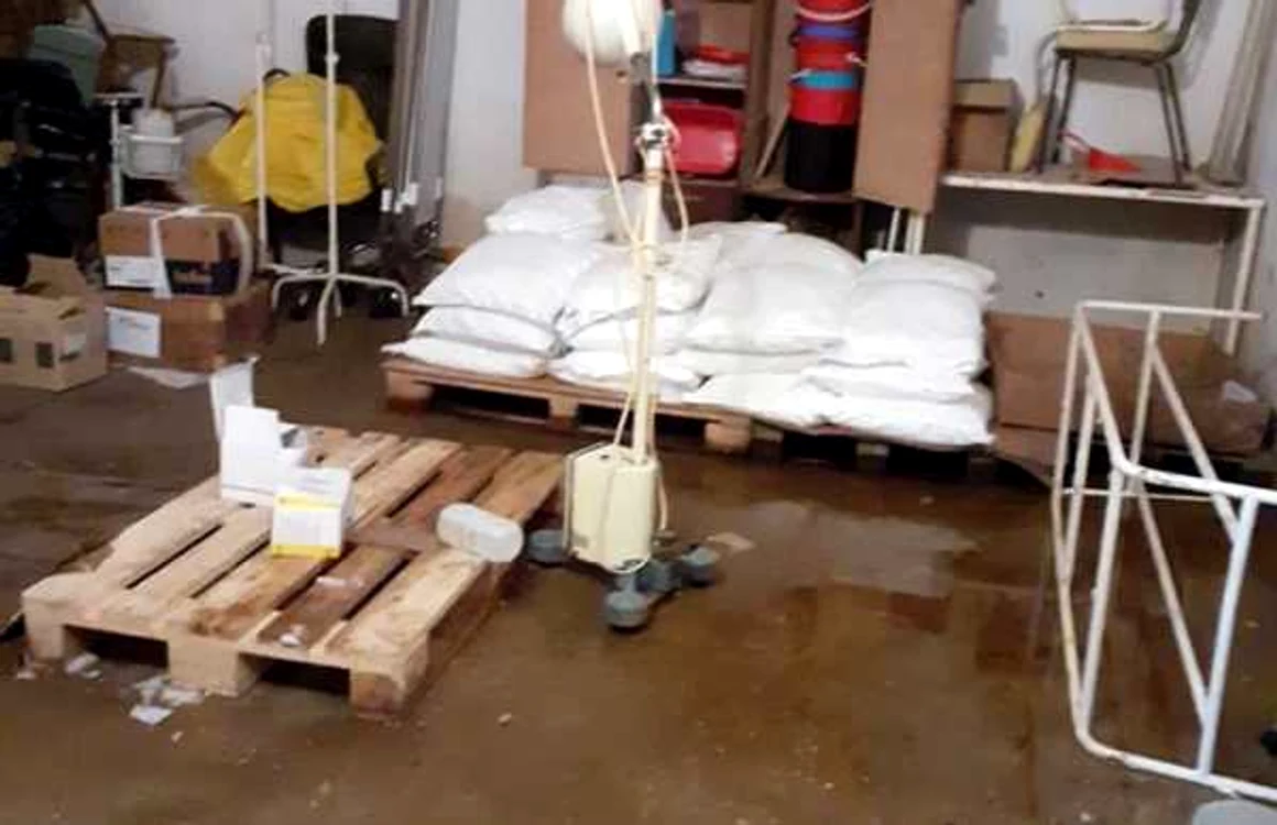 Unde erau ţinute materialele sanitare