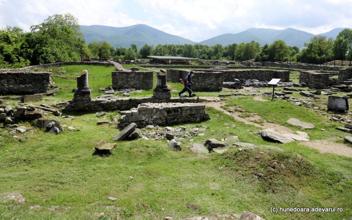 Forul din Ulpia Traiana Sarmizegetusa nu a putut fi reabilitat pe fonduri UE. Foto: Daniel Guţă. ADEVĂRUL.
