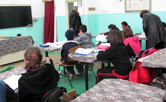 Copiii şi profesorii stau gros îmbrăcaţi la ore pentru a face faţă frigului din clasă