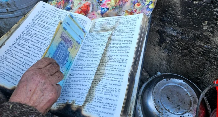 O Biblie în care au fost ascunși bani, salvată dintr-un incendiu FOTO: Monitorul de Suceava