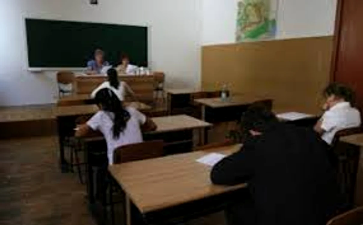 
    Luni începe simularea probelor scrise ale examenului de bacalaureat naţional pentru elevii claselor a XI-a şi a XII-a cu proba de Limba şi literatura română  