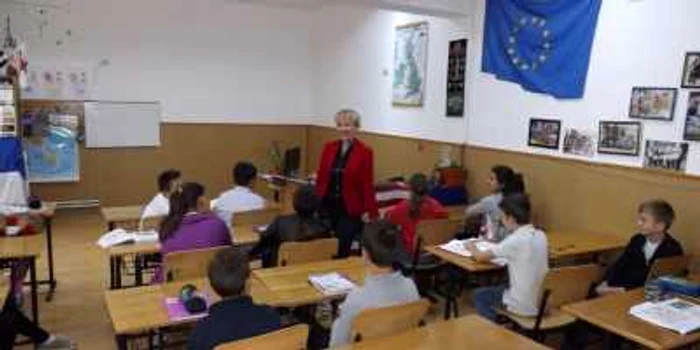 Profesoara Monica Mladin în mijlocul elevilor săi FOTO Alexandra Georgescu