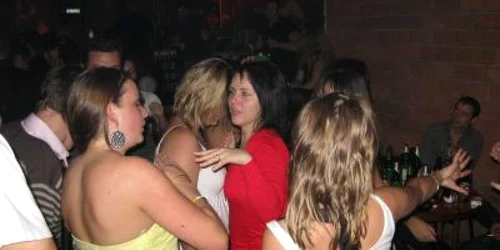 Petrecere în Avi-Cola