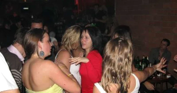 Petrecere în Avi-Cola