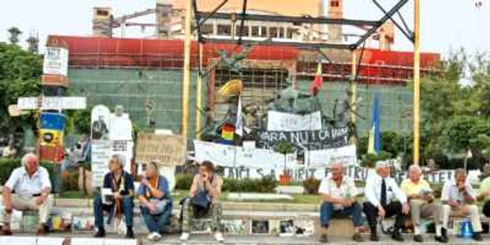 Revoluţionarii ameninţă  că se vor întoarce împotriva Guvernului  Ponta dacă nu-şi recapătă indemnizaţiile 