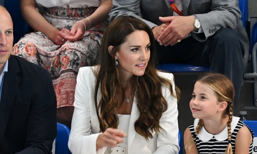 Prințesa Charlotte i a însoțit pe Kate și William (11) jpg