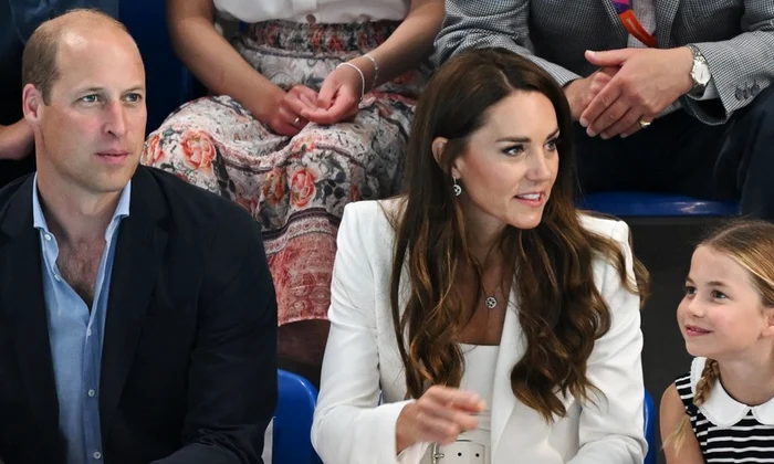 Prințesa Charlotte i a însoțit pe Kate și William (11) jpg