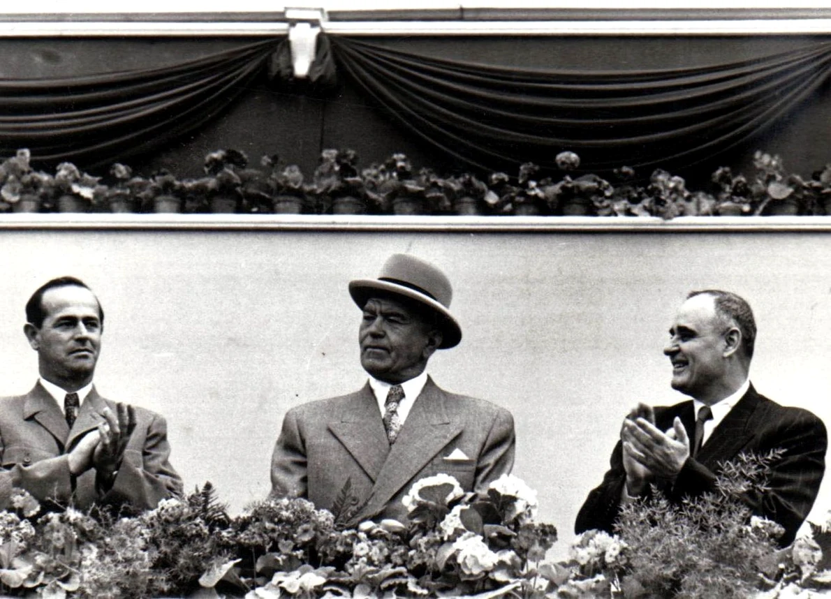 Alexandru Moghioroș, Petru Groza și Gheorghe Gheorghiu-Dej, în tribuna centrală din Piața Aviatorilor la marea demonstrație a oamenilor muncii, în cinstea zilei de 1 Mai 1953 (©  „Fototeca online a comunismului românesc”, cota: 25 (25)/1953)