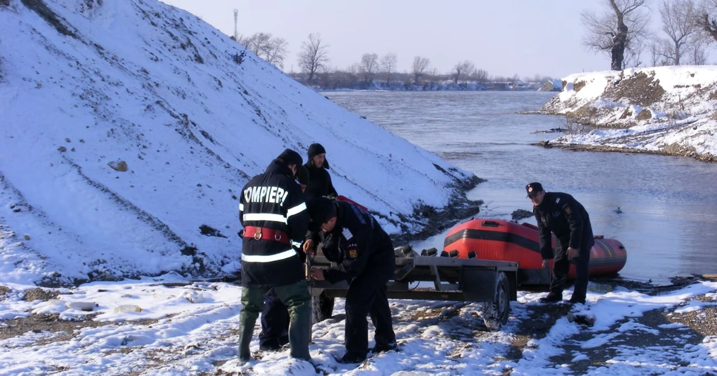 Misiune dublă pentru pompieri care îl caută în paralel și pe vânătorul înecat în Mureș