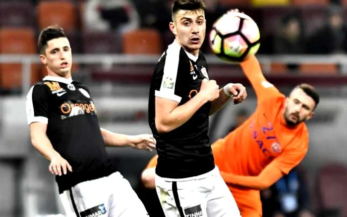 Dinamovistul Steliano Filip (stânga) riscă să ajungă în play-out, acolo unde miza e evitarea retrogradării. FOTO: Răzvan Păsărică
