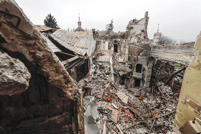 Teatrul dramatic din Mariupol, o imensă groapă comună. Foto EPA-EFE