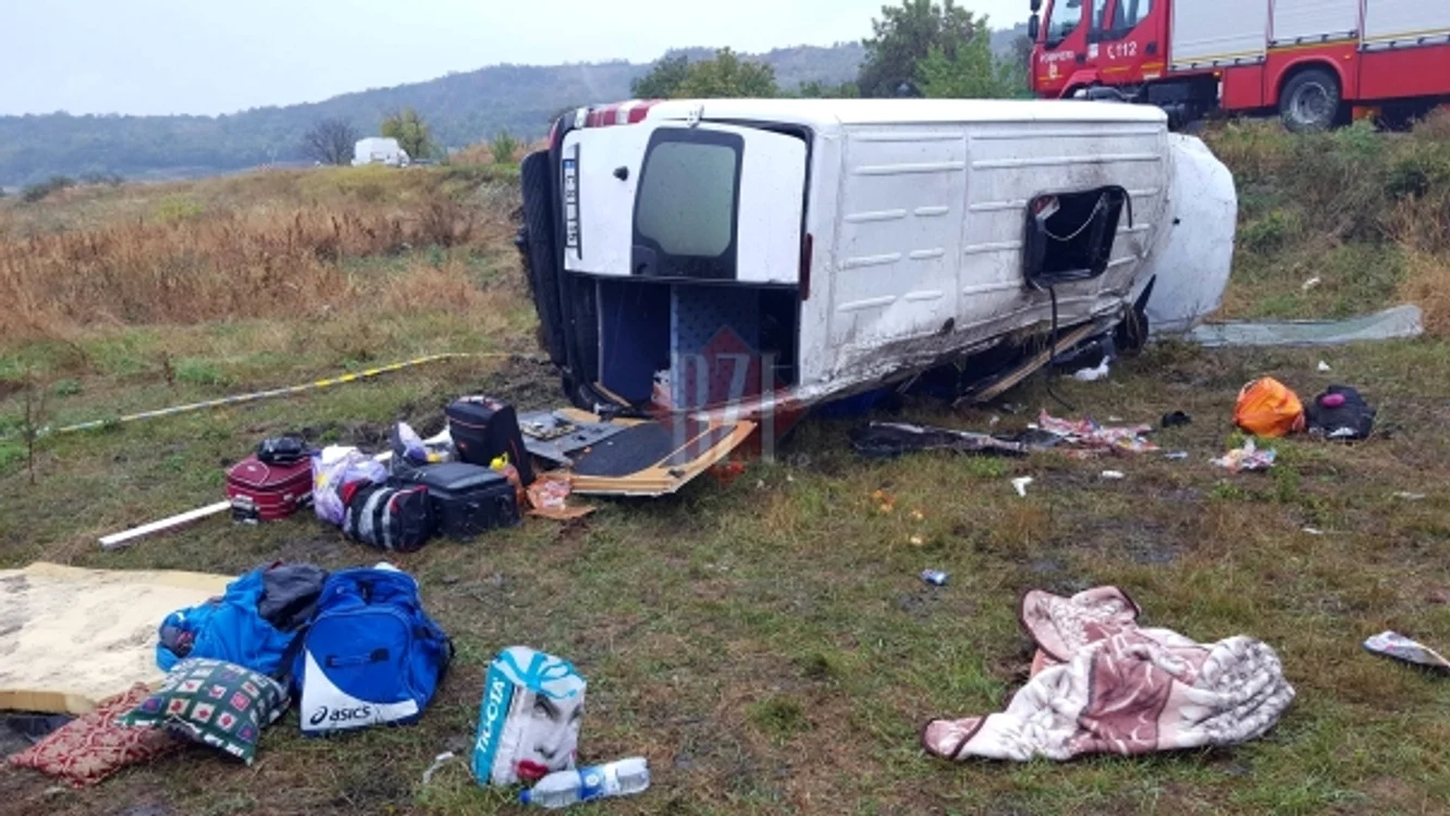 
    În microbuzul înmatriculat în Republica Moldova se aflau şapte persoane cu tot cu şoferfoto: bzi.ro  