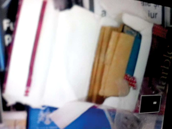 Pachet plin cu cartoane, ridicat de jandarmi