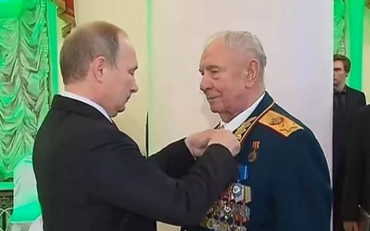 ÎDmitri Iazov a fost decorat de două ori de Vladimir Putin. FOTO: captură youtube