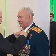 Dmitri Iazov primind ordinul Aleksandr Nevski din partea lui Vladimir Putin Captura YouTube