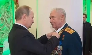 Dmitri Iazov primind ordinul Aleksandr Nevski din partea lui Vladimir Putin Captura YouTube