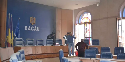 Drapelul României, al UE şi NATO au fost mistuite de incendiu