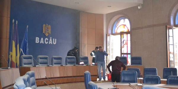 Drapelul României, al UE şi NATO au fost mistuite de incendiu