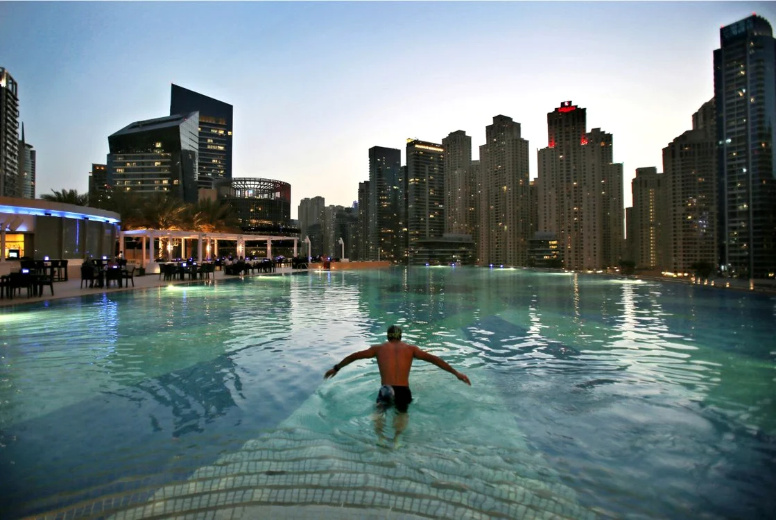 Complexele rezidențiale din Marina oferă cazări de lux cu piscine și vederi spectaculoase