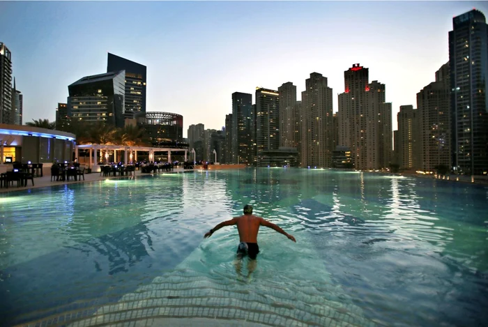 Complexele rezidențiale din Marina oferă cazări de lux cu piscine și vederi spectaculoase