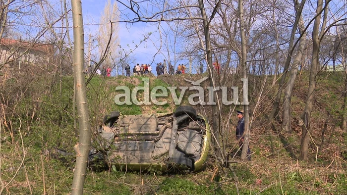 Cei doi ocupanţi ai maşinii au supravieţuit căderii Foto Iulian Bunilă