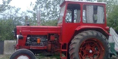 Mașina s-a oprit în tractor