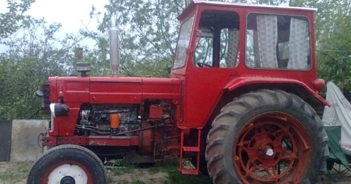 Mașina s-a oprit în tractor