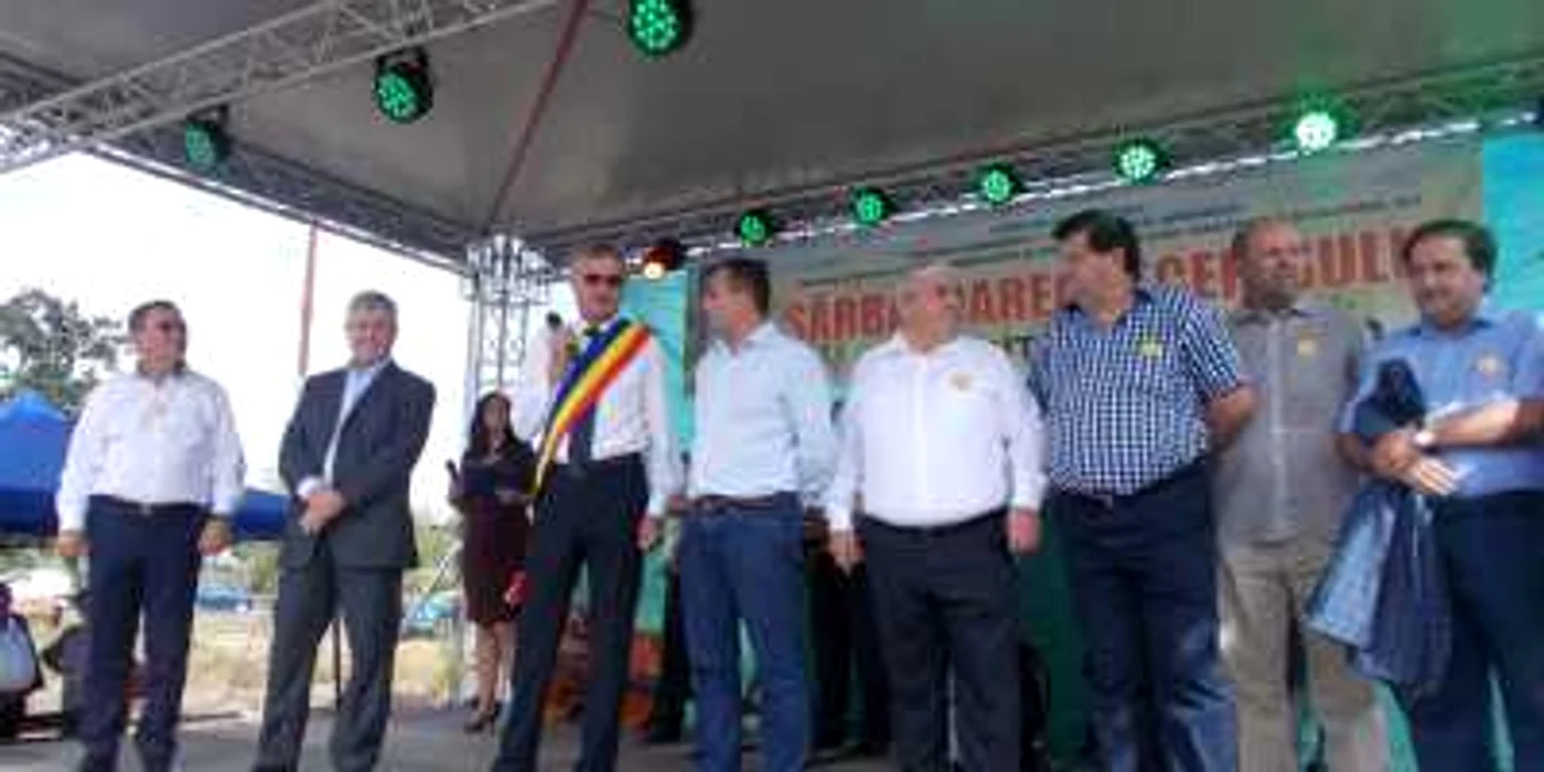 O parte din ocupanţii listelor „discutate cu şefii organizaţiilor locale“, în această vară, pe scenă la Sărbătoarea Secerişului, la Şerbăneşti