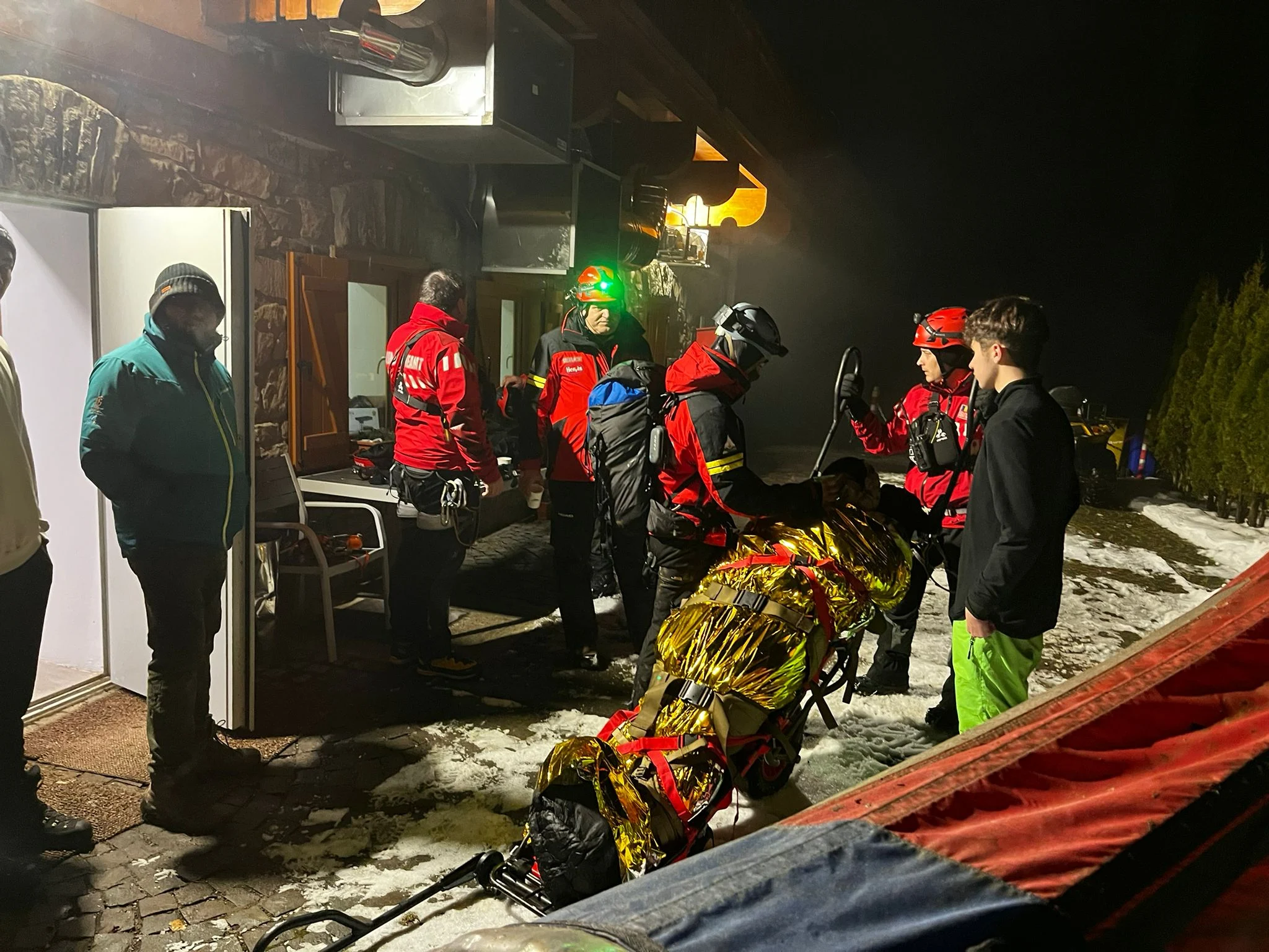 Misiune grea pe Masivul Ceahlău: un tânăr din Republica Moldova, fără cunoștință, a fost evacuat de salvatori