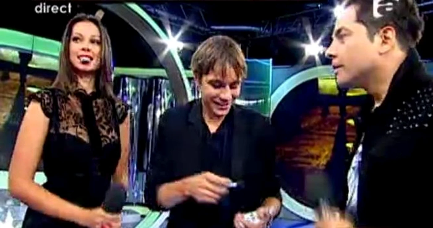 Iuliana Luciu a fost sărutată de magicianul Benno Six (captura Antena 1)