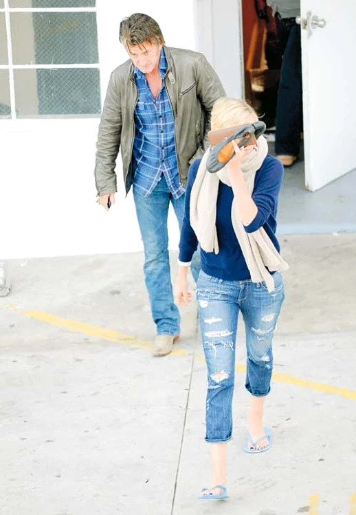 Sean Penn e mai îndrăgostit ca niciodată: nu o scapă din ochi nici o clipă pe iubita lui şi merge cu ea peste tot... inclusiv la pedichiură (Fotografii: hepta)