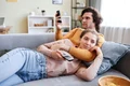 Cuplu care stă la TV și se uită pe telefon FOTO Shutterstock