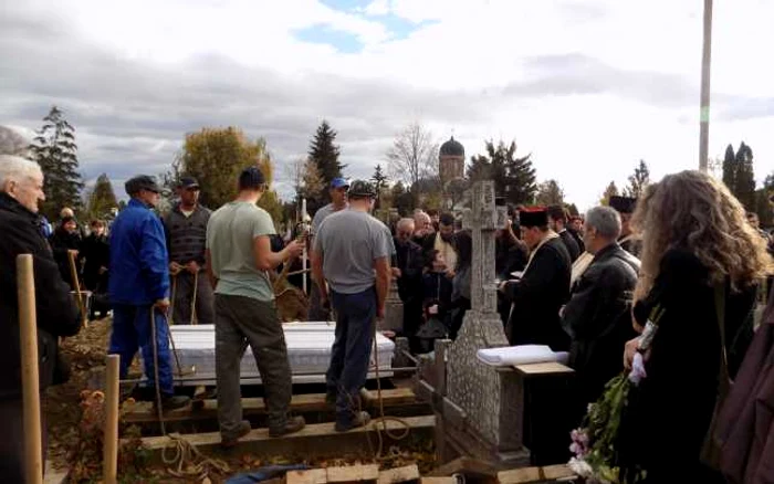 Andra Elena Toader, fata din Bacău ucisă în clubul Colectiv, a fost înmormântată în cimitirul Sărata FOTO Mircea Merticariu