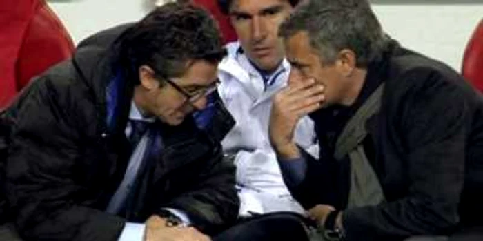 Momentul când Mourinho se consultă cu asistentul său Chendo