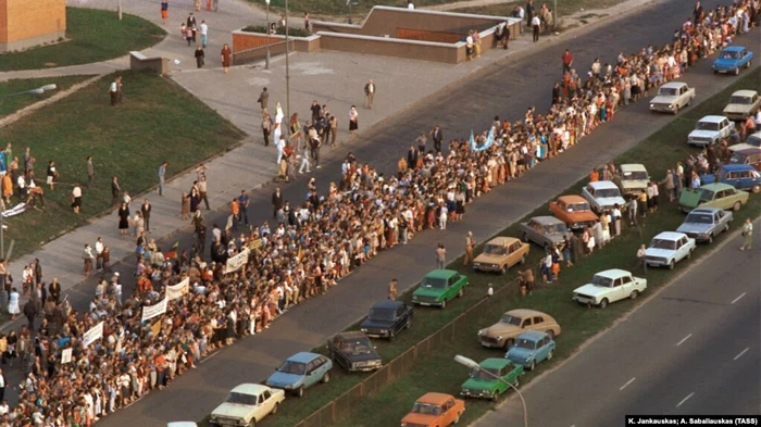 Lanțul uman numit „Calea baltică”, din august 1989, în Lituania FOTO: TASS