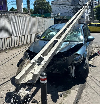 Stâlp doborat de o șoferiță (3) jpeg